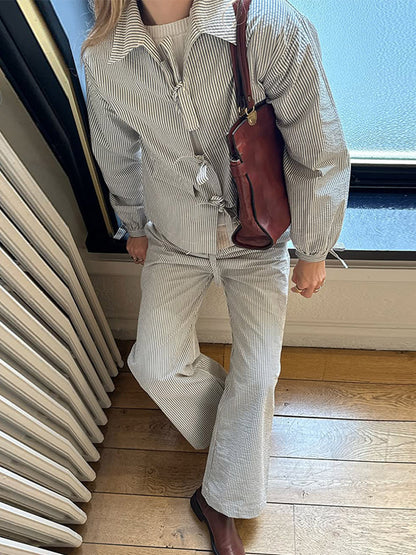 Two-piece women's striped outfit with oversized jacket and wide pants Chic und Stil