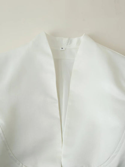 Blouse cintrée pour femmes avec des détails de boutons modernes et un col montant Chic und Stil