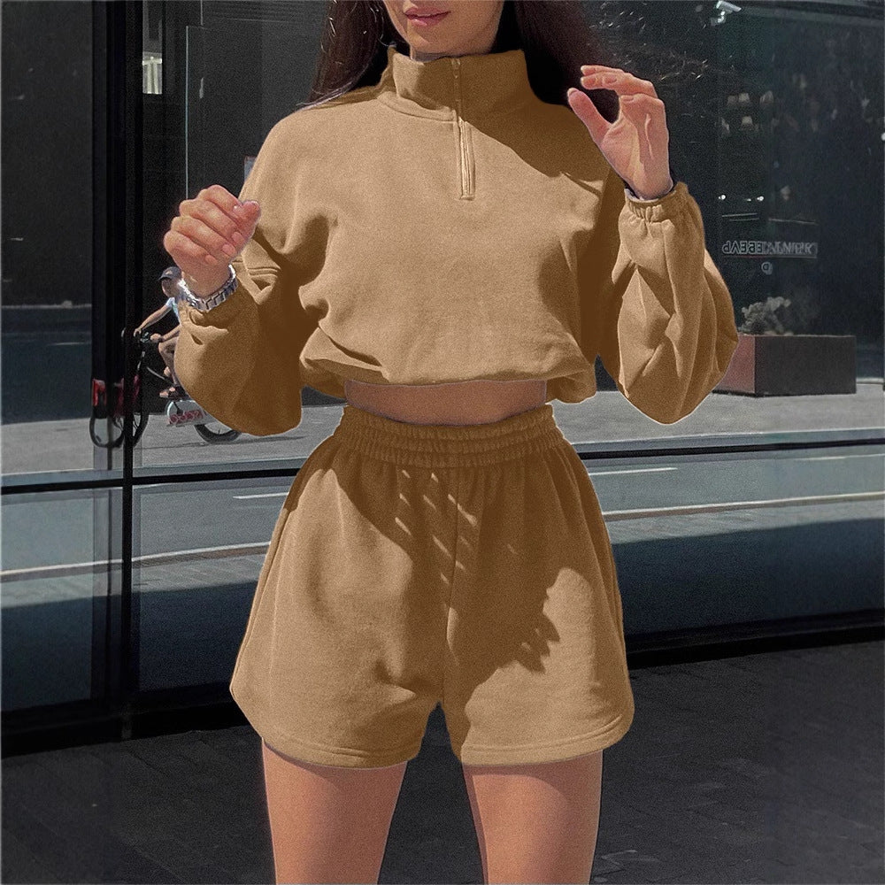 Women's sports set with cropped sweater and shorts Chic und Stil