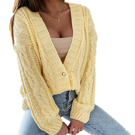 Veste en tricot pour femmes avec design en torsades décoratives et détails de boutons uniques Chic und Stil