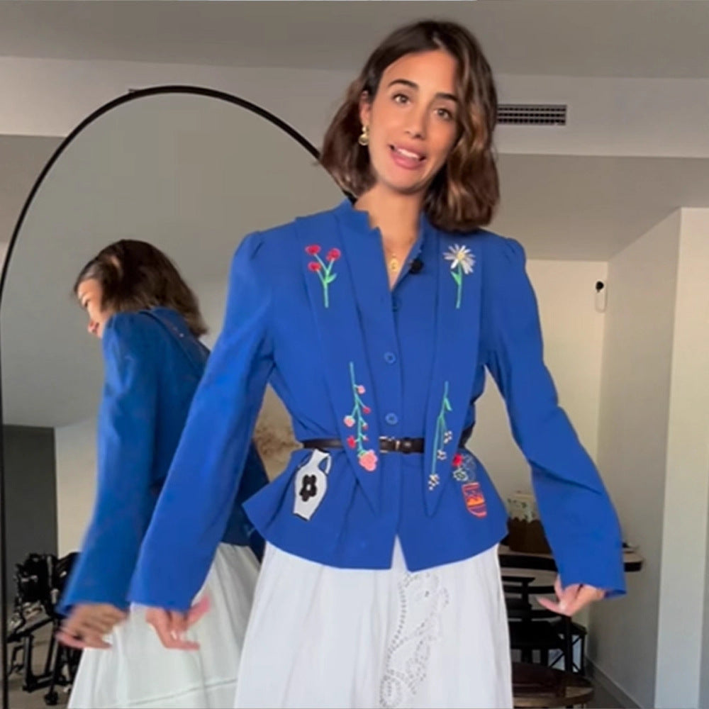 Blazer pour femmes avec un design floral brodé et une coupe cintrée Chic und Stil