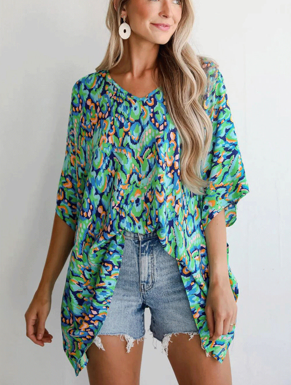 Blouse de plage décontractée pour femmes avec coupe asymétrique et motif coloré Chic und Stil