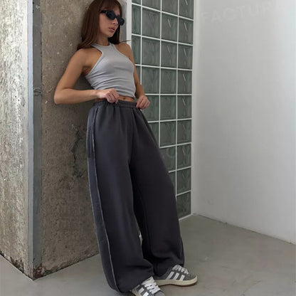 Casual pants for women with a loose fit and elastic waistband Chic and Style