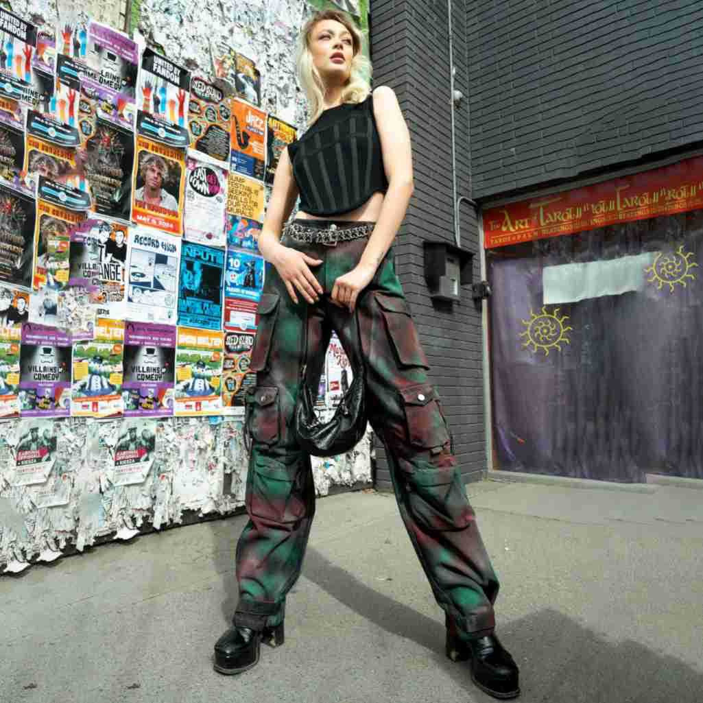 Cargo pants for women with sturdy side pockets and a modern color gradient Chic and Style