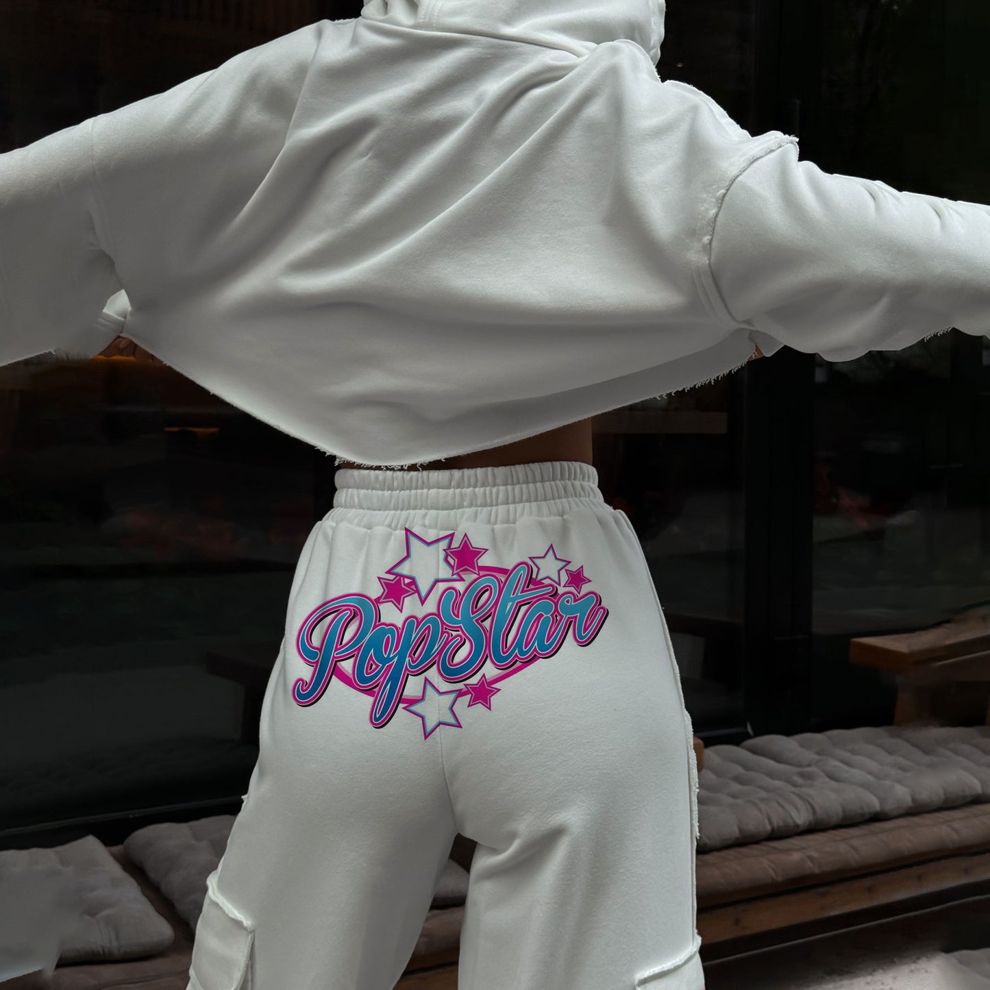 Dames hoodie cropped à la mode avec impression colorée Chic und Stil