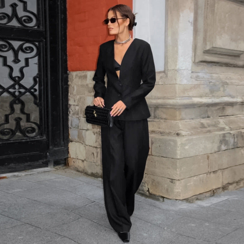 Elegant blazer-pants set for women with a slim silhouette and high-quality fabric Chic und Stil