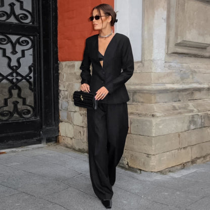 Elegant blazer-pants set for women with a slim silhouette and high-quality fabric Chic und Stil