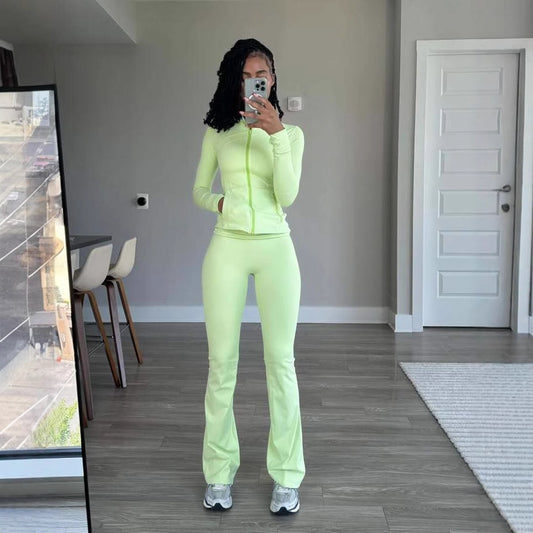 Women's athletic set with zip-up long sleeve top and flared pants Chic und Stil