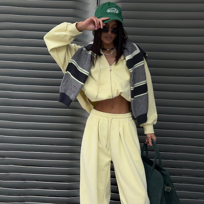 Dames ensemble de loungewear tendance avec hoodie court et pantalon large Chic und Stil