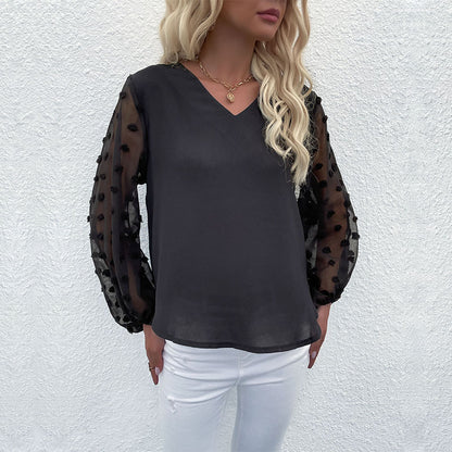 Blouse femme à col V avec des manches bouffantes transparentes et des détails à pois Chic und Stil