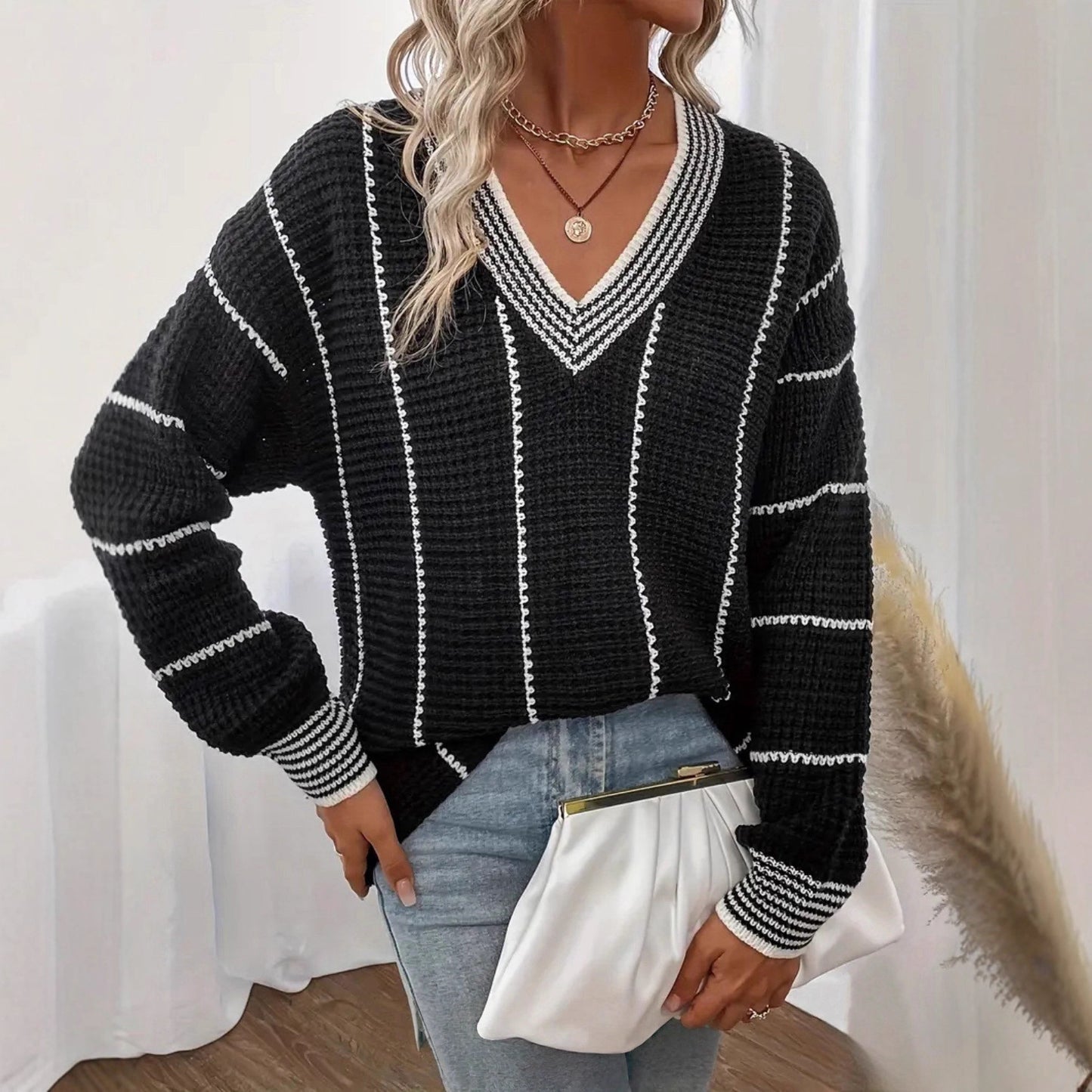 Pull en tricot épais pour femmes avec un élégant décolleté en V et un motif à rayures tendance Chic und Stil