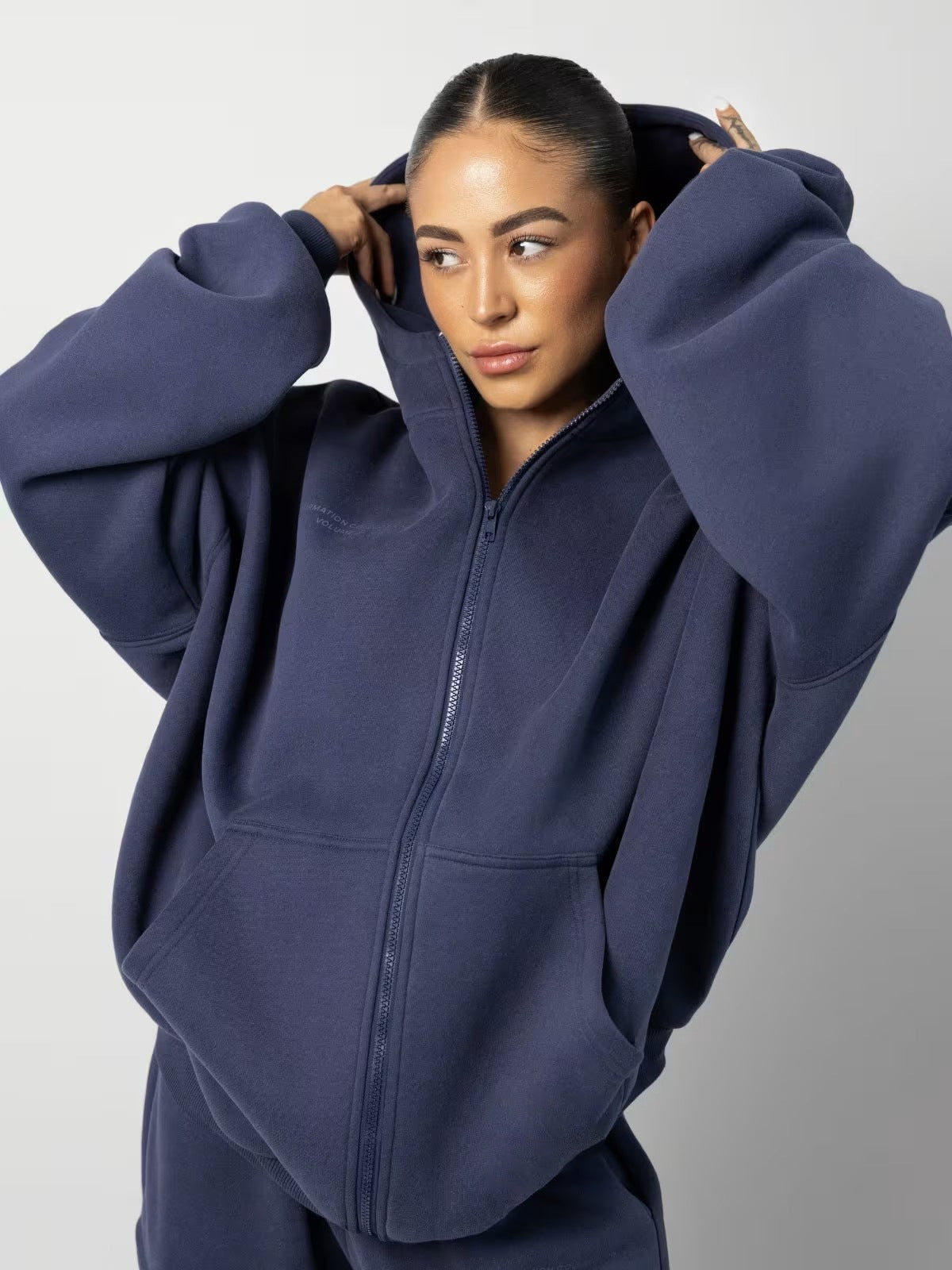 Femmes pull à capuche oversized à la mode avec pantalon de jogging assorti Chic und Stil