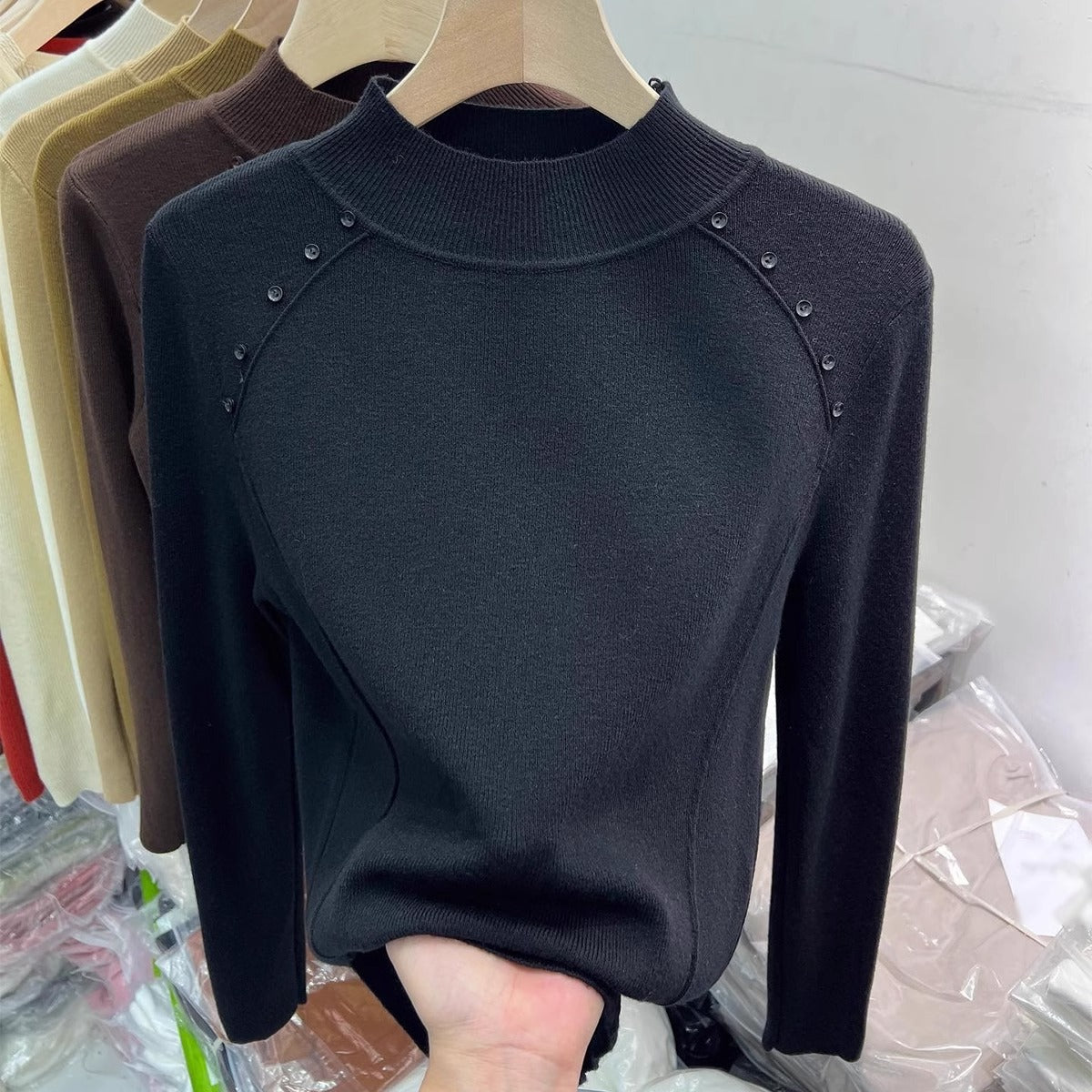 Pull élégant pour femmes avec détails de boutons et col haut Chic und Stil