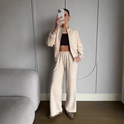 Dames costume de sport urbain avec veste cropped et pantalon large confortable Chic und Stil