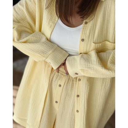 Casual women's outfit with button details and comfortable pockets Chic und Stil