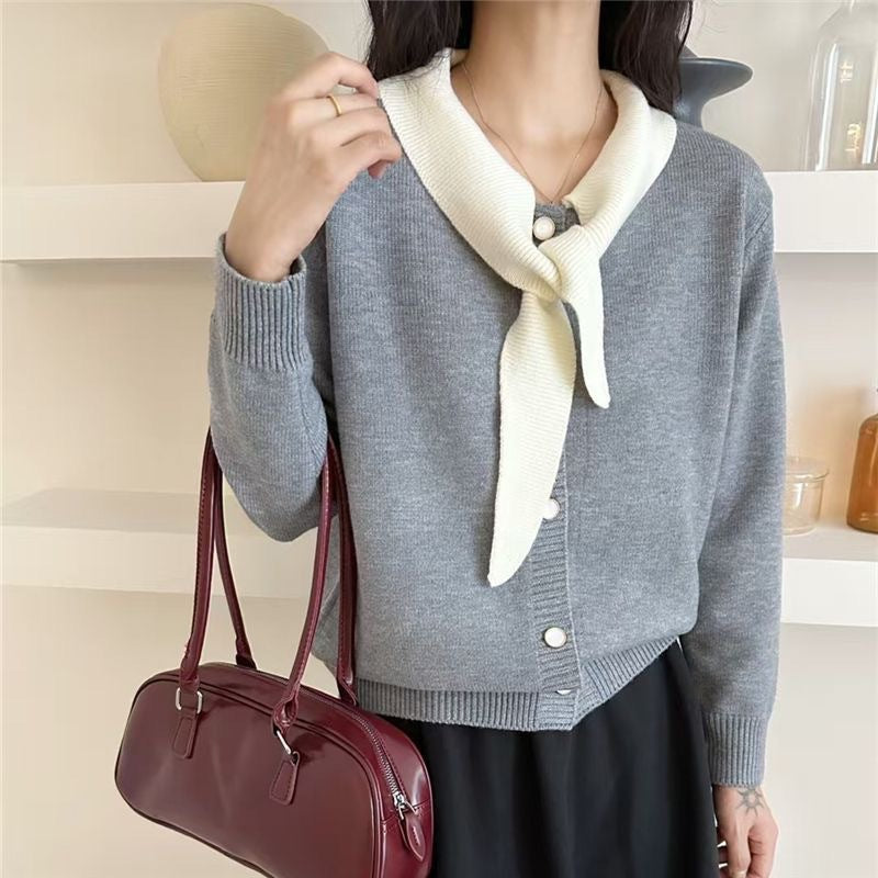 Cardigan féminin à la mode avec écharpe décorative et détails de bouton Chic und Stil