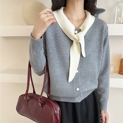Cardigan féminin à la mode avec écharpe décorative et détails de bouton Chic und Stil