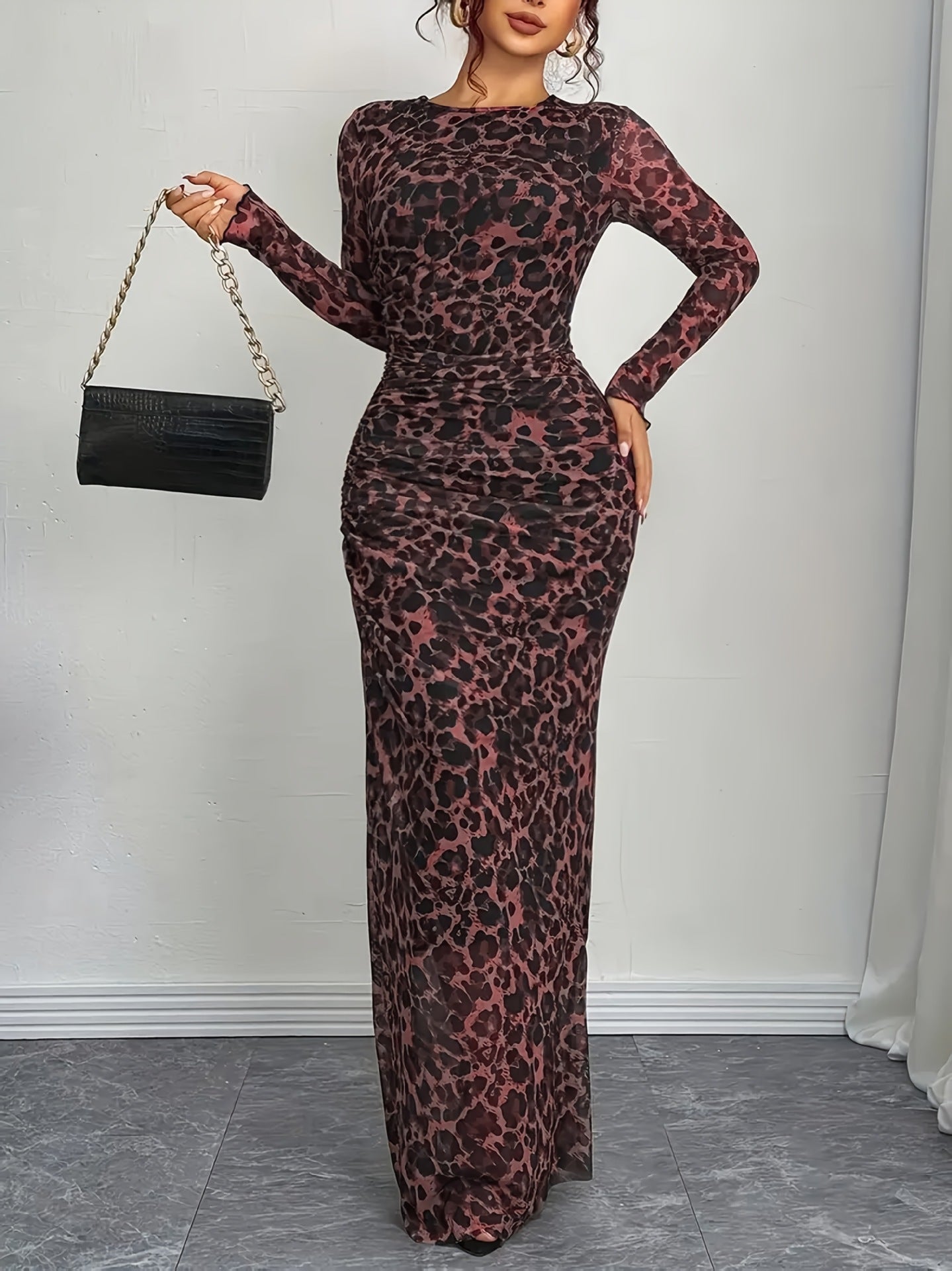 Robe maxi pour femmes avec motif léopard et coupe flatteuse Chic und Stil