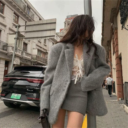 Blazer élégant pour femmes avec douce fourrure et détails décoratifs en boutons Chic und Stil