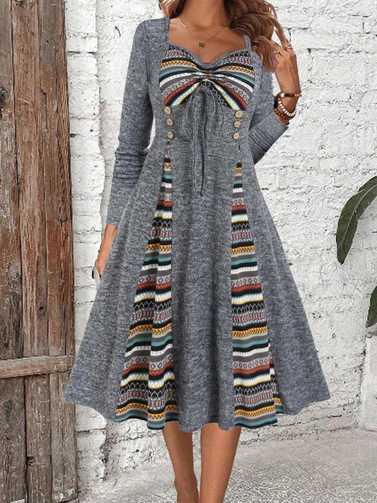 Robe pour femmes avec miroir de motif unique et taille ornée de boutons Chic und Stil