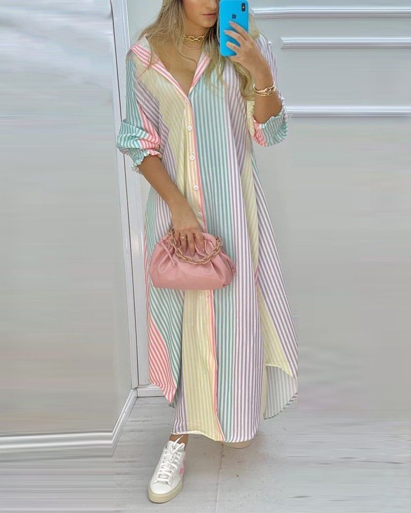 Robe chemise pour dames avec un motif de feuilles saisissant et des fentes latérales Chic und Stil