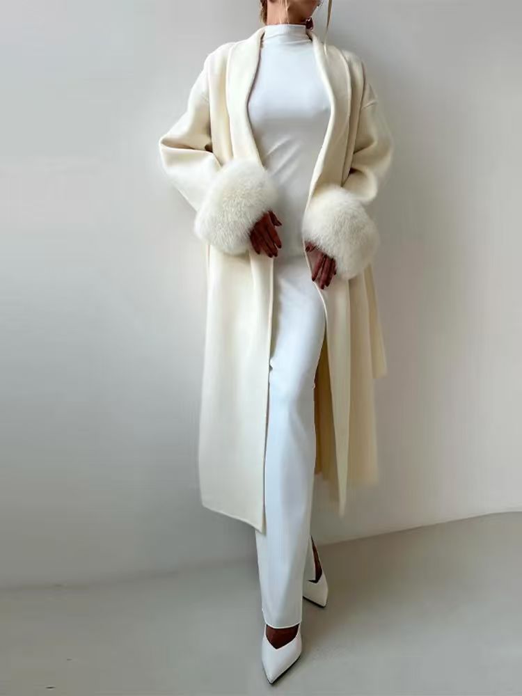 Dames élégant, manteau chaud avec des couleurs de fourrure luxueuses Chic und Stil