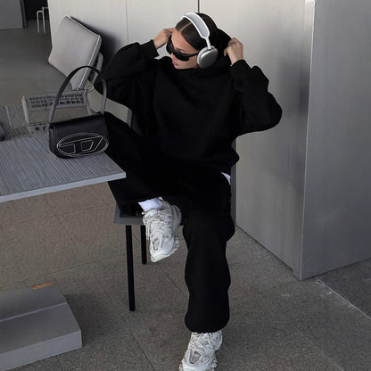 Urban loungewear set for women with a large hoodie and relaxed pants Chic and Style
