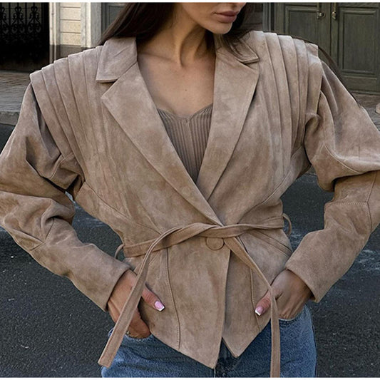 Blazer féminin élégant avec détails d'épaule lissés et ceinture à nouer Chic und Stil
