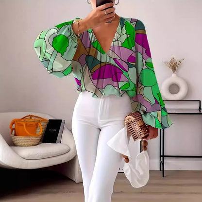 Blouse pour femmes avec décolleté en V et design graphique à la mode Chic und Stil