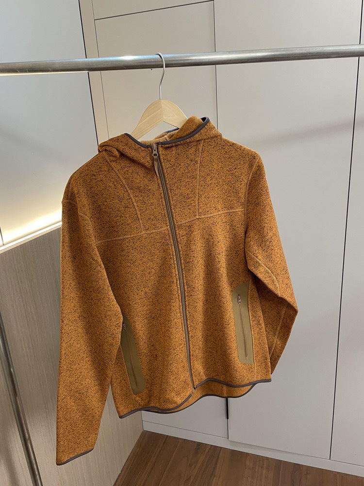 Veste fonctionnelle femme avec capuche respirante et poches zippées sur les côtés Chic & Stil