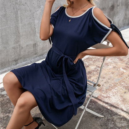 Robe midi femme avec des détails d'épaule audacieux et une ceinture ajustable Chic und Stil