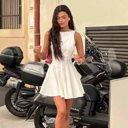 Robe d'été sans manches pour femmes avec une coupe haute et un ourlet élégant Chic und Stil