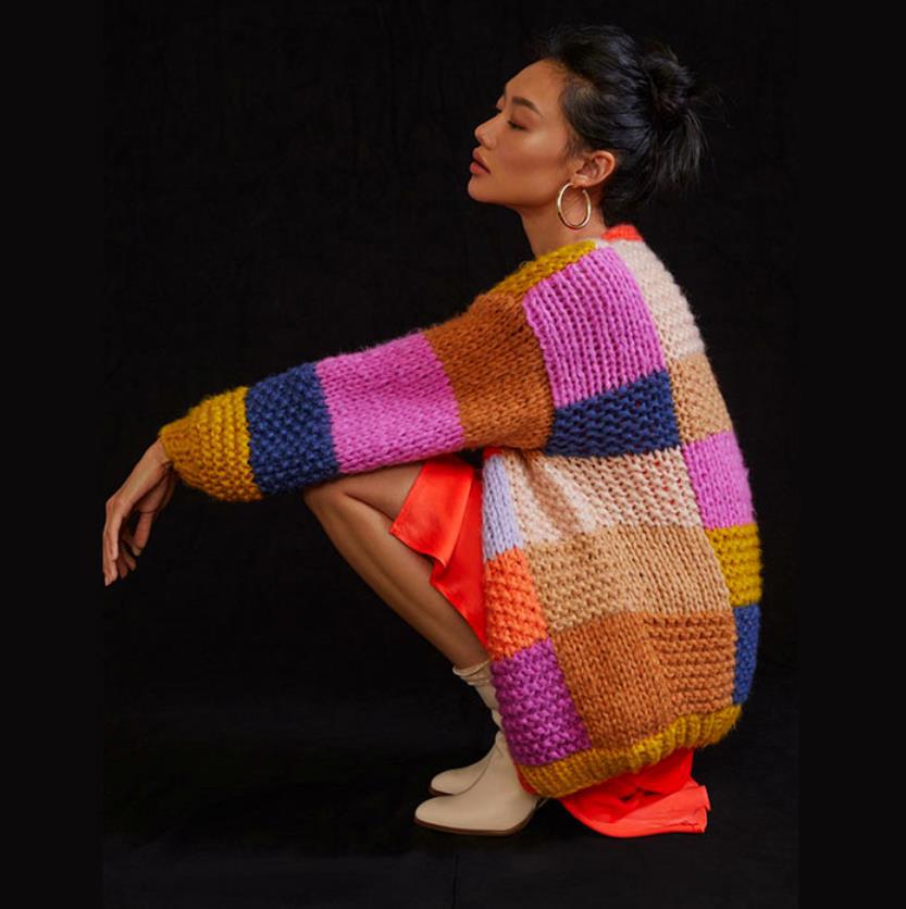 Cardigan en gros tricot pour dames avec un design patchwork coloré Chic und Stil