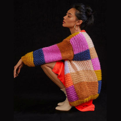 Cardigan en gros tricot pour dames avec un design patchwork coloré Chic und Stil