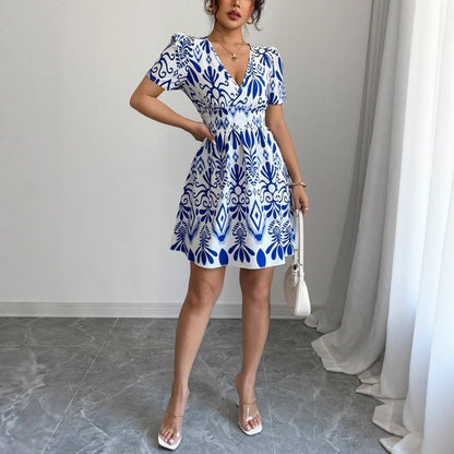 Robe mini femme avec une coupe A-line ludique et des motifs floraux Chic und Stil