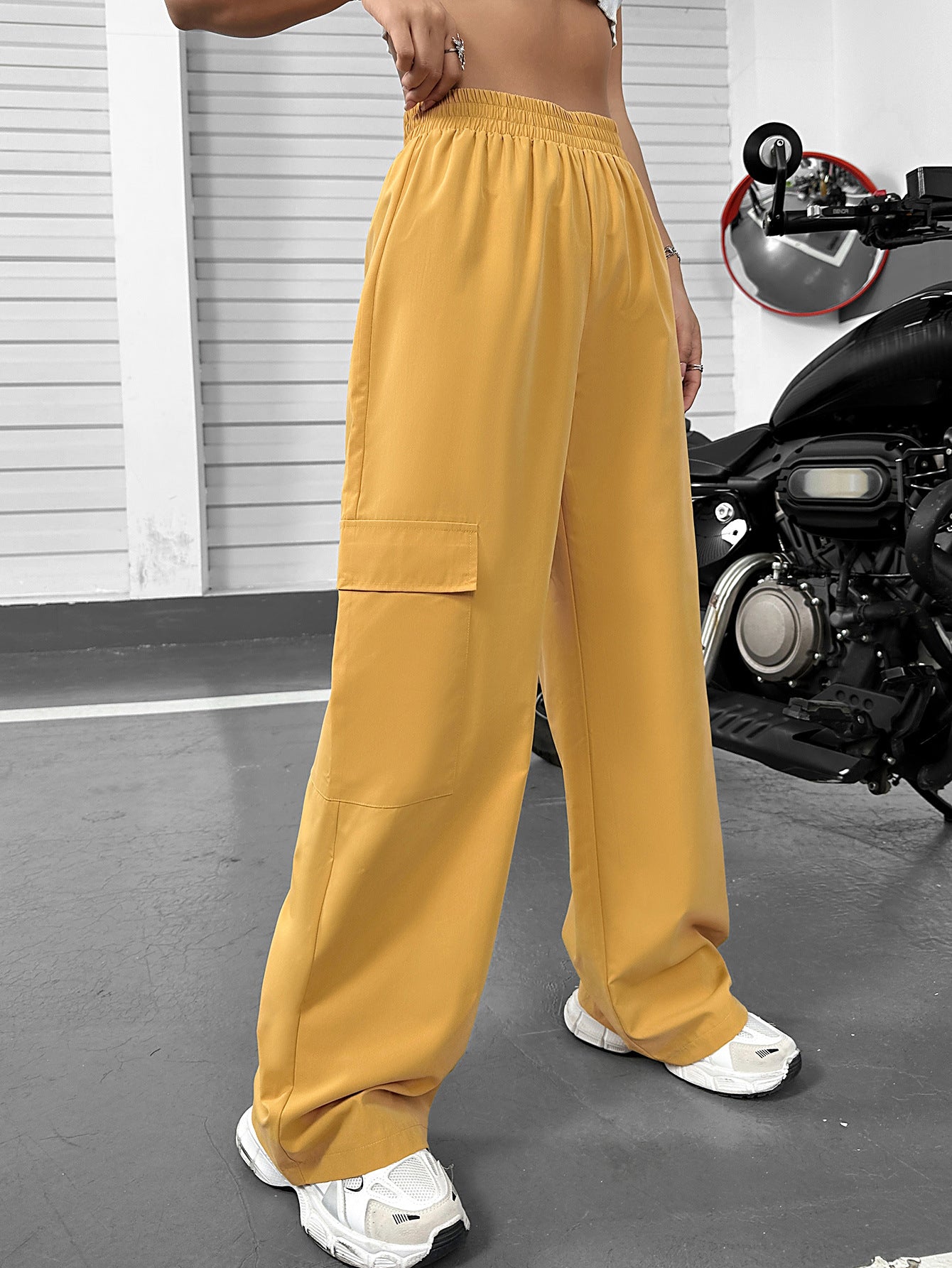 Pantalon cargo large pour femmes avec taille élastique et poches Chic und Stil