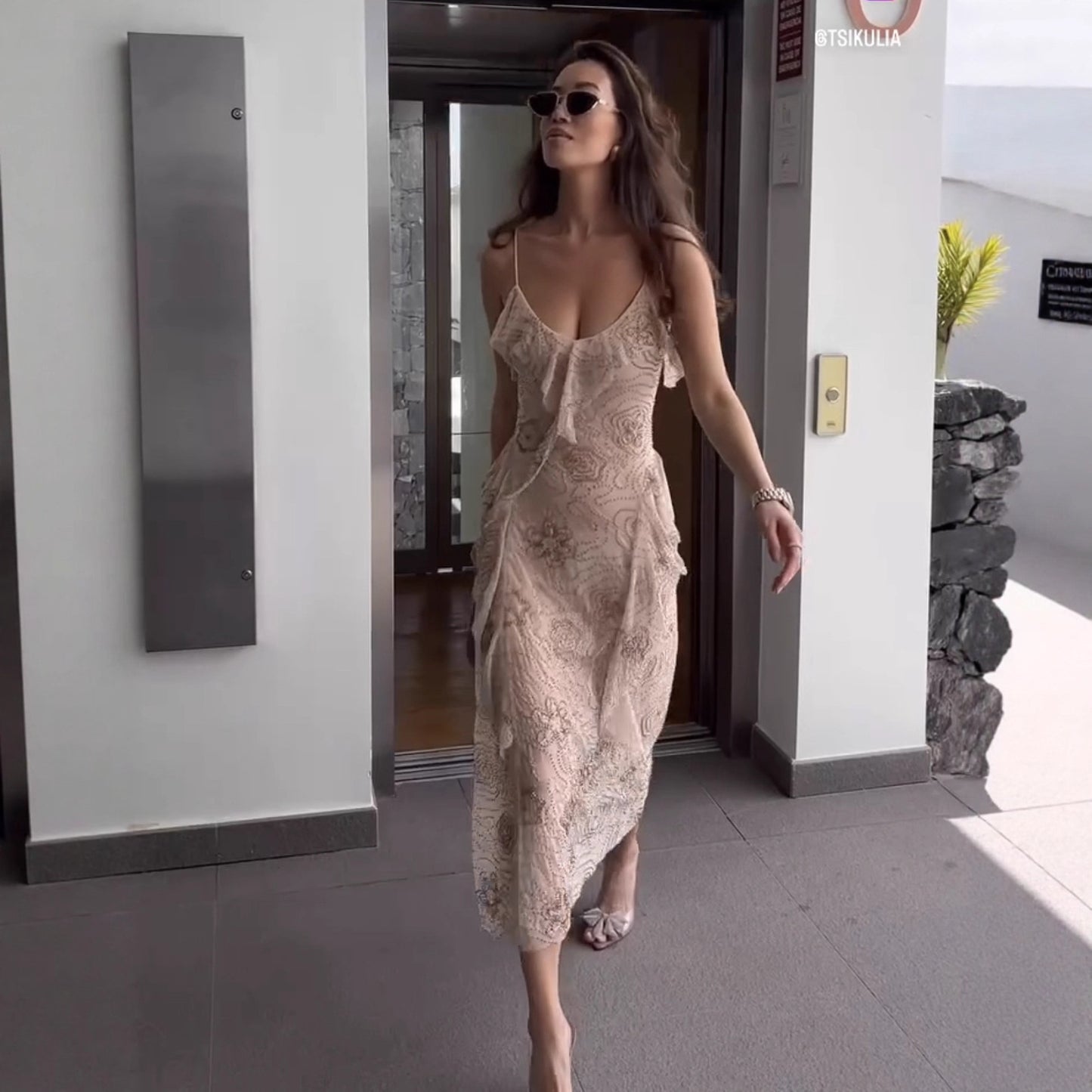 Robe midi pour femmes avec un design floral à volants et des paillettes délicates Chic und Stil