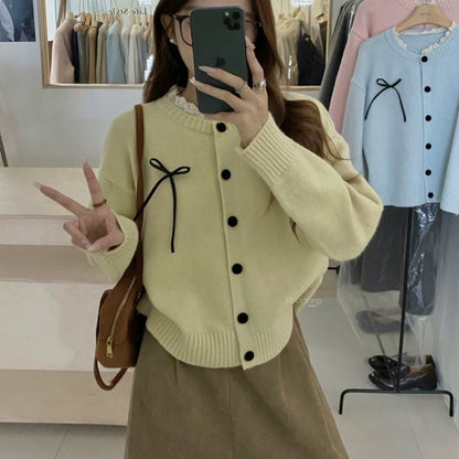 Cardigan tricot pour femmes avec des boutons décoratifs et un accent de nœud Chic und Stil