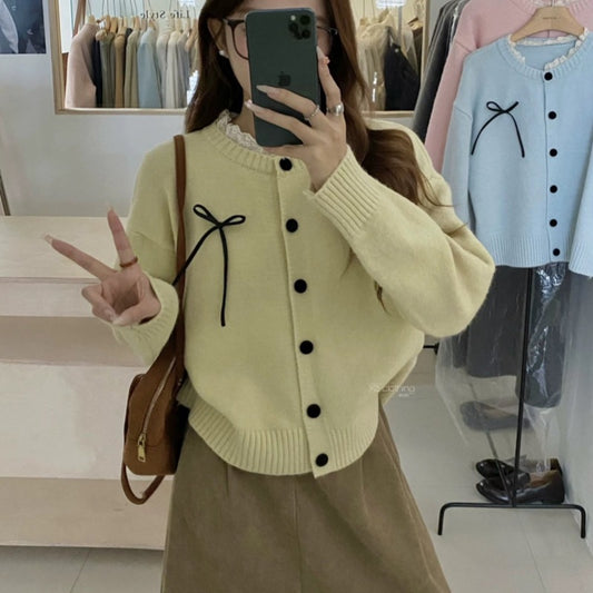 Cardigan tricot pour femmes avec des boutons décoratifs et un accent de nœud Chic und Stil