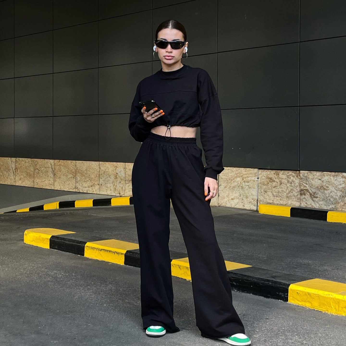 Urban fit sweatpants for women with a casual crop top Chic und Stil