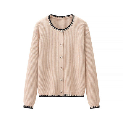 Cardigan pour femmes avec une fine texture côtelée et une finition contrastante à la mode Chic und Stil