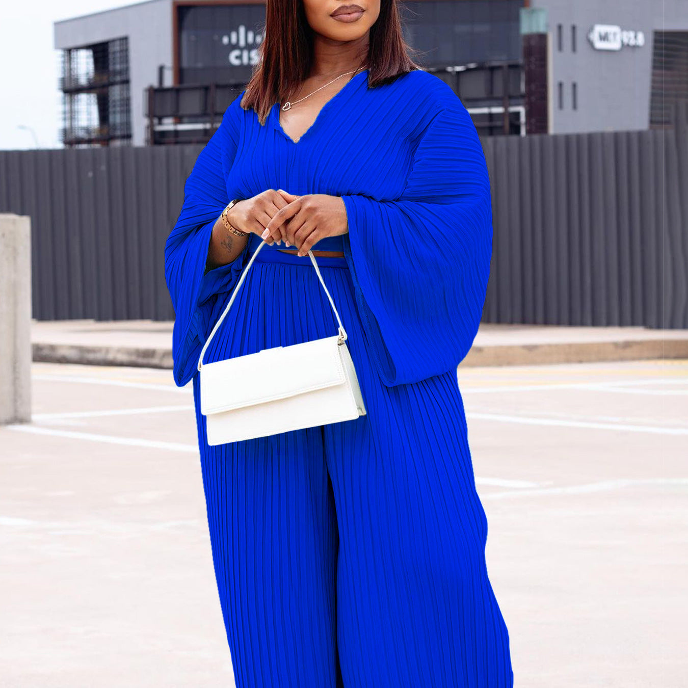 Combinaison plissée pour femmes avec des manches volumineuses et une coupe cintrée Chic und Stil