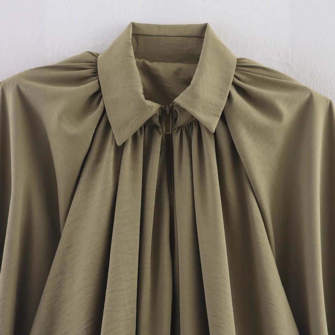 Chemisier oversized pour femmes avec des drapés raffinés et un élégant détail de bouton Chic und Stil