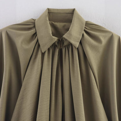 Chemisier oversized pour femmes avec des drapés raffinés et un élégant détail de bouton Chic und Stil