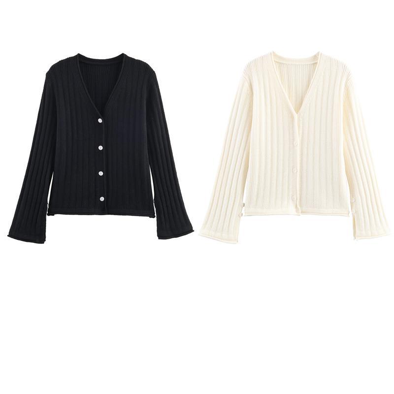 Knit jacket for women with an elegant V-neck and practical buttons Chic und Stil