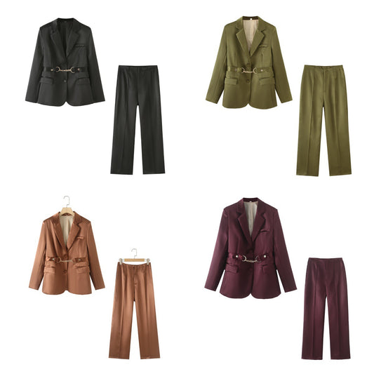 Dames ensemble blazer en satin élégant avec accent chaîne Chic und Stil