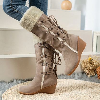Bottes compensées pour femmes avec intérieur matelassé et design de laçage tendance Chic und Stil