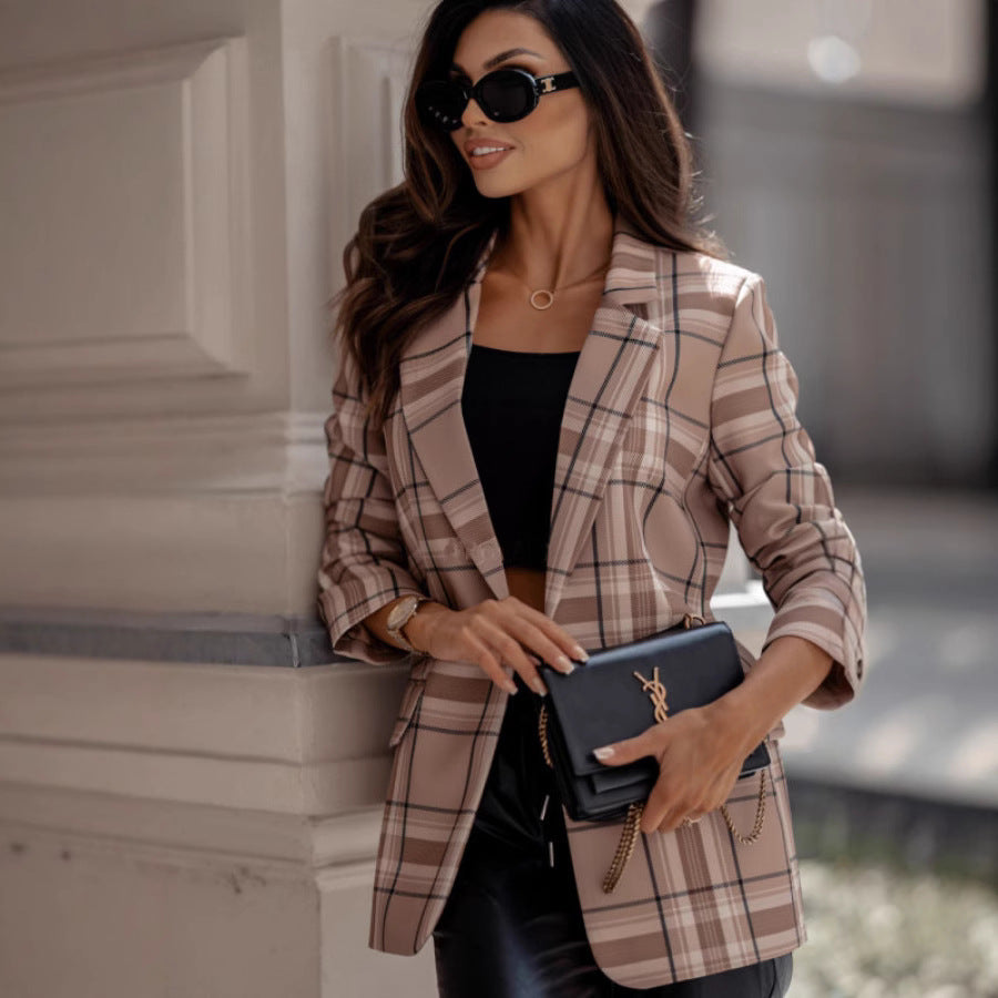 Blazer à carreaux pour femmes avec des détails modernes et une coupe cintrée Chic und Stil