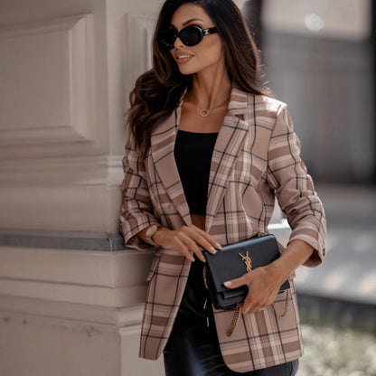 Blazer à carreaux pour femmes avec des détails modernes et une coupe cintrée Chic und Stil