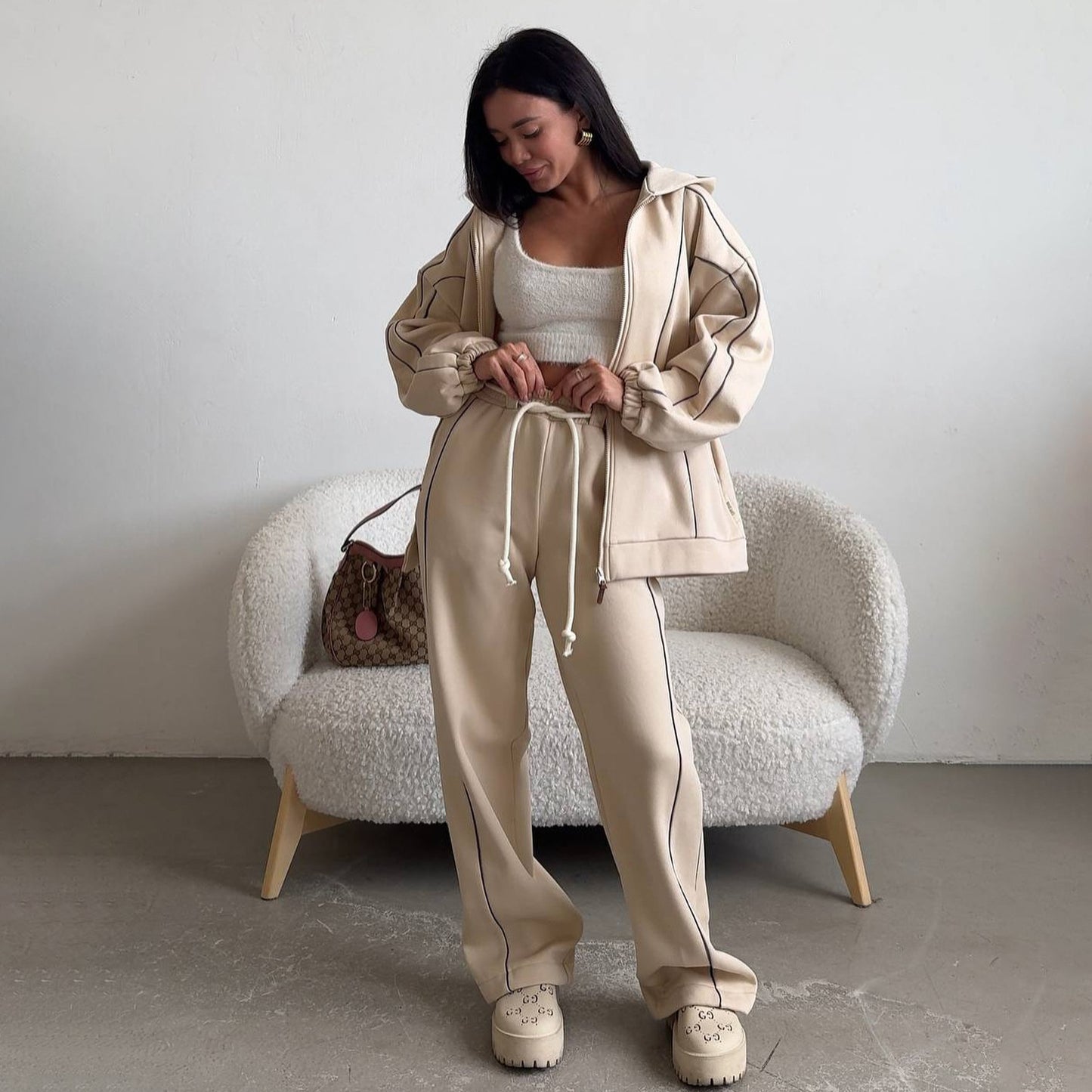 Casual sports set for women with oversized hoodie and chic jogger pants